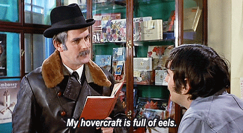 Une scène du sketch « Dirty Hungarian Phrasebook » de Monty Python, dans lequel un client s'incline et s'adresse à l'employé d'une tabagie avec le sous-titre: « My Hovercraft is full of eels ».